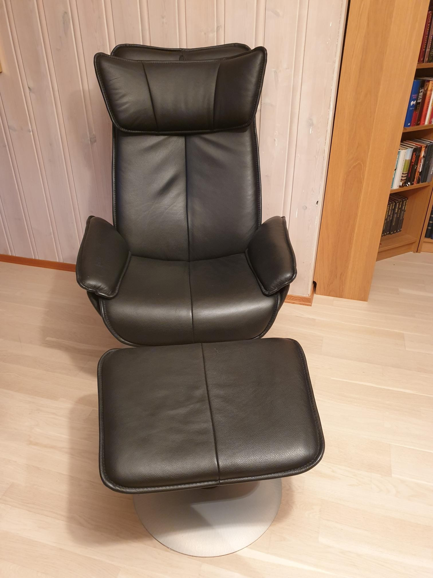 2 Lenestoler Contura hud 50.10 basic sort med krakk | FINN.no 2 Lenestoler Contura hud 50.10 basic sort med krakk | FINN.no