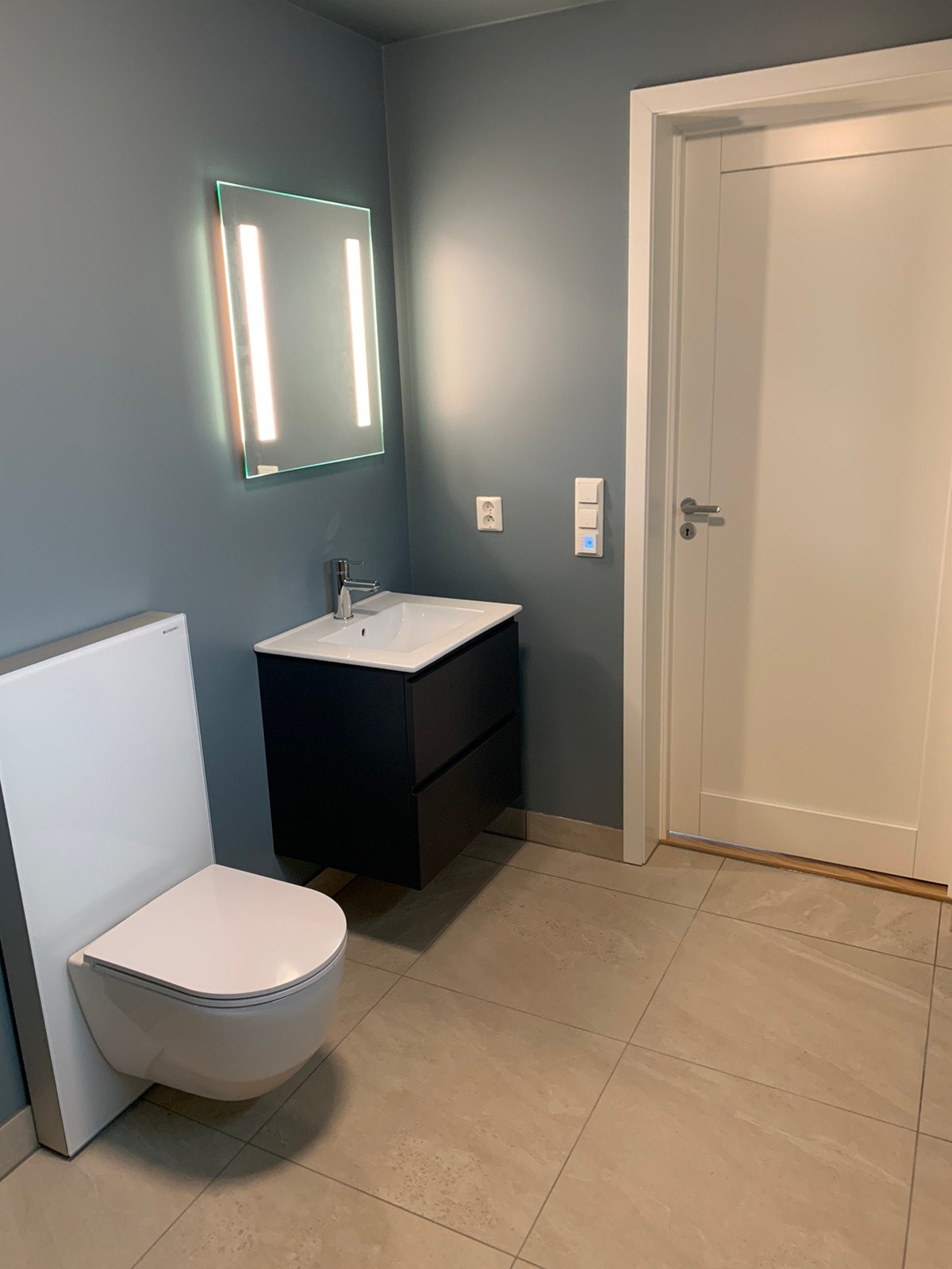 vegghengt toalett. Galleribilde