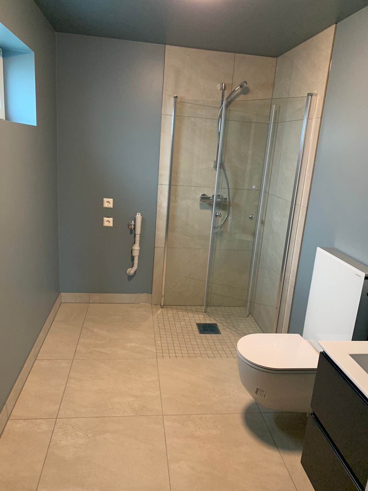 Bad. Dusjhjørne, opplegg for vaskemaskin og tørketrommel. Galleribilde