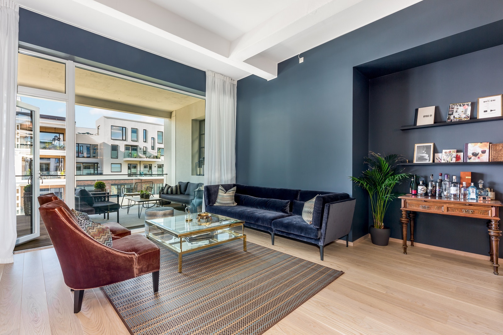 Romslig stue med generøs takhøyde. Galleribilde