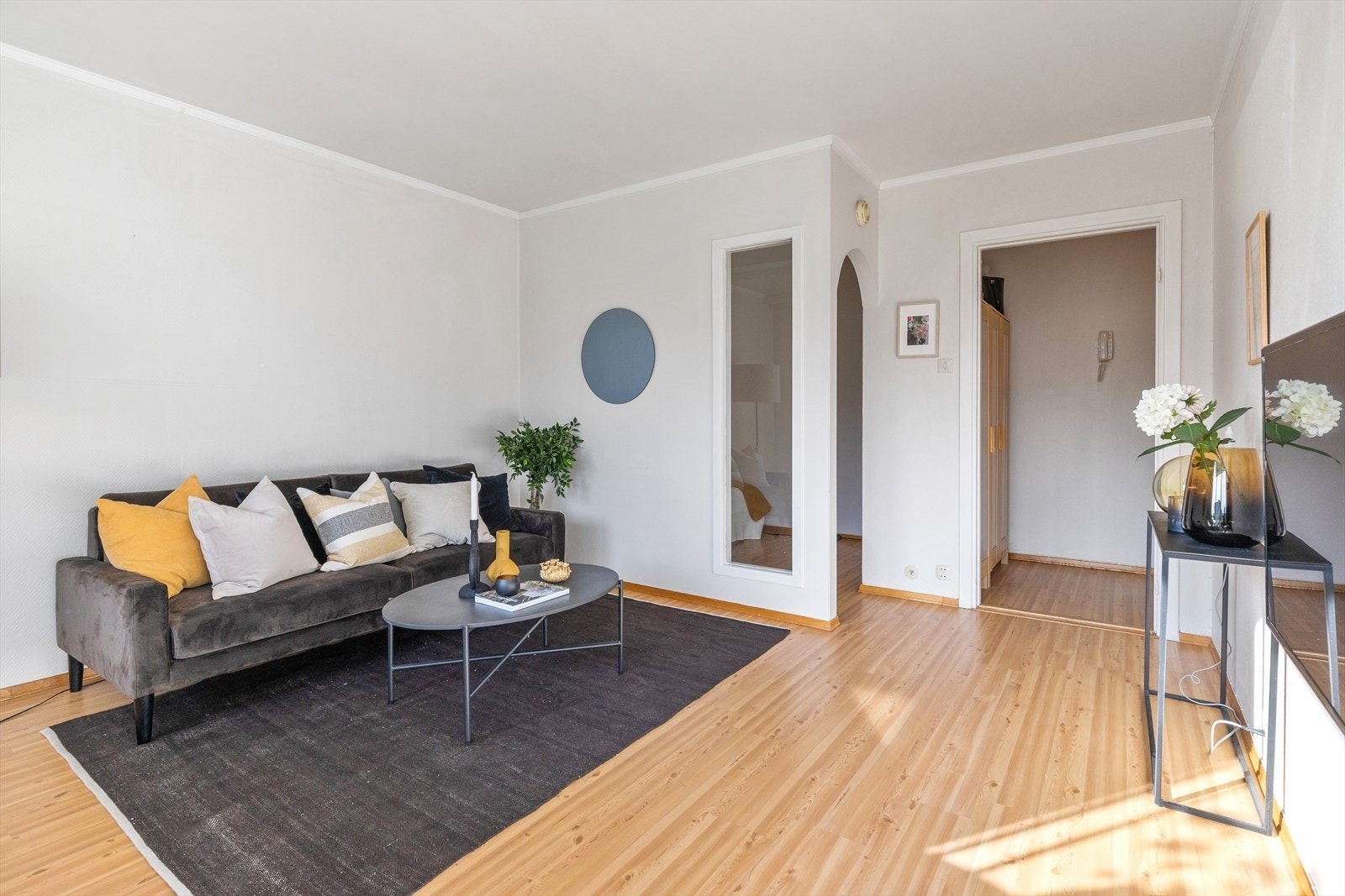 Stue med inngang til sovealkove og gang Galleribilde