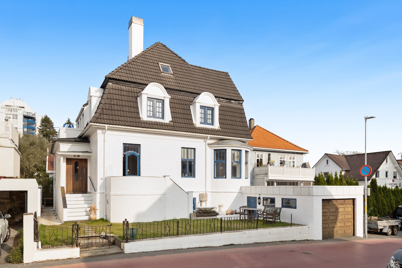 Front of the house, there is a new fence installed, that make the garden more private. Galleribilde