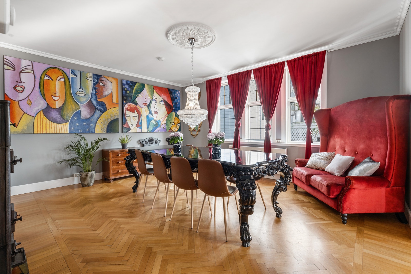 Dinning room/Living room number 1 First floor. There is also a two large warmborn heaters in the Hall and the dinning room. In the living room its under the windows. Galleribilde