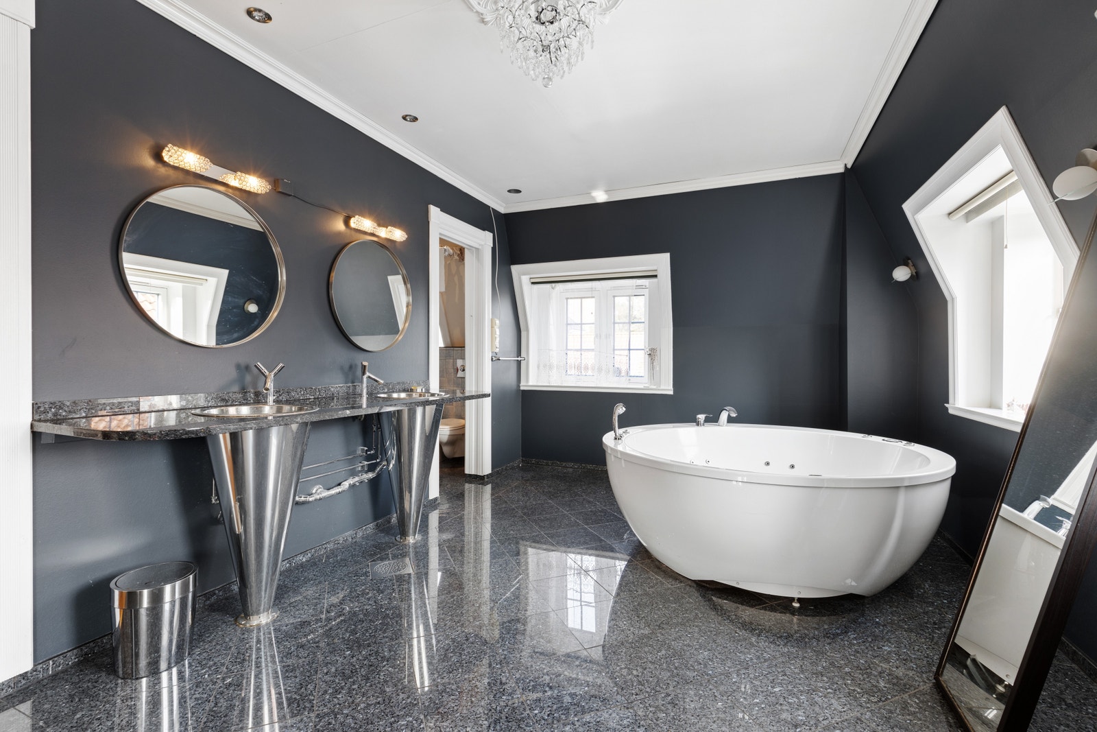 Master bathroom to the master bedroom in 2.floor. Galleribilde