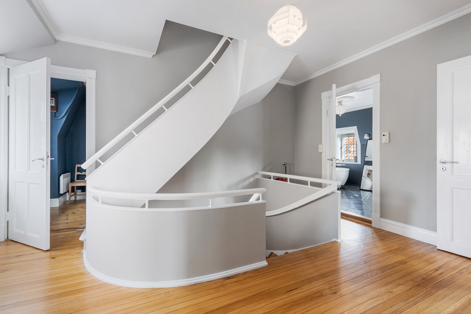 Hall i 2.etajsen hvor det er inngang til bad og 3 soverom. Galleribilde