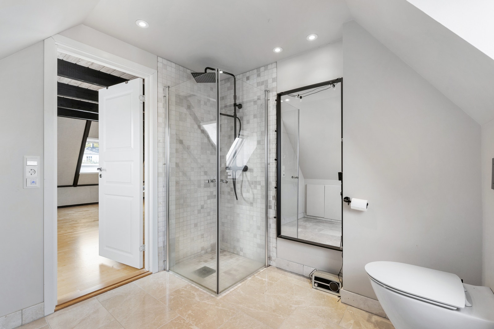 Beatifule new and large bath room on floor 4. It has Tapwell rain shower and a lot of storage place inside the wall on the other side of the bath room. Galleribilde