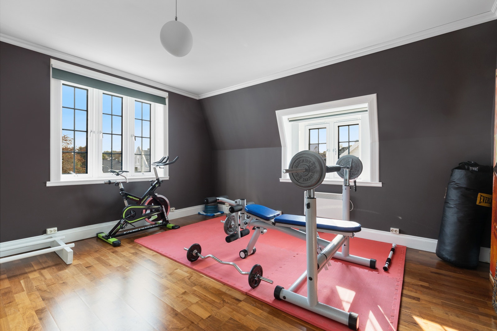 Master bedroom in 2.Floor, this is a vere large bedroom that have nice original doors into the master bathromm.. Galleribilde