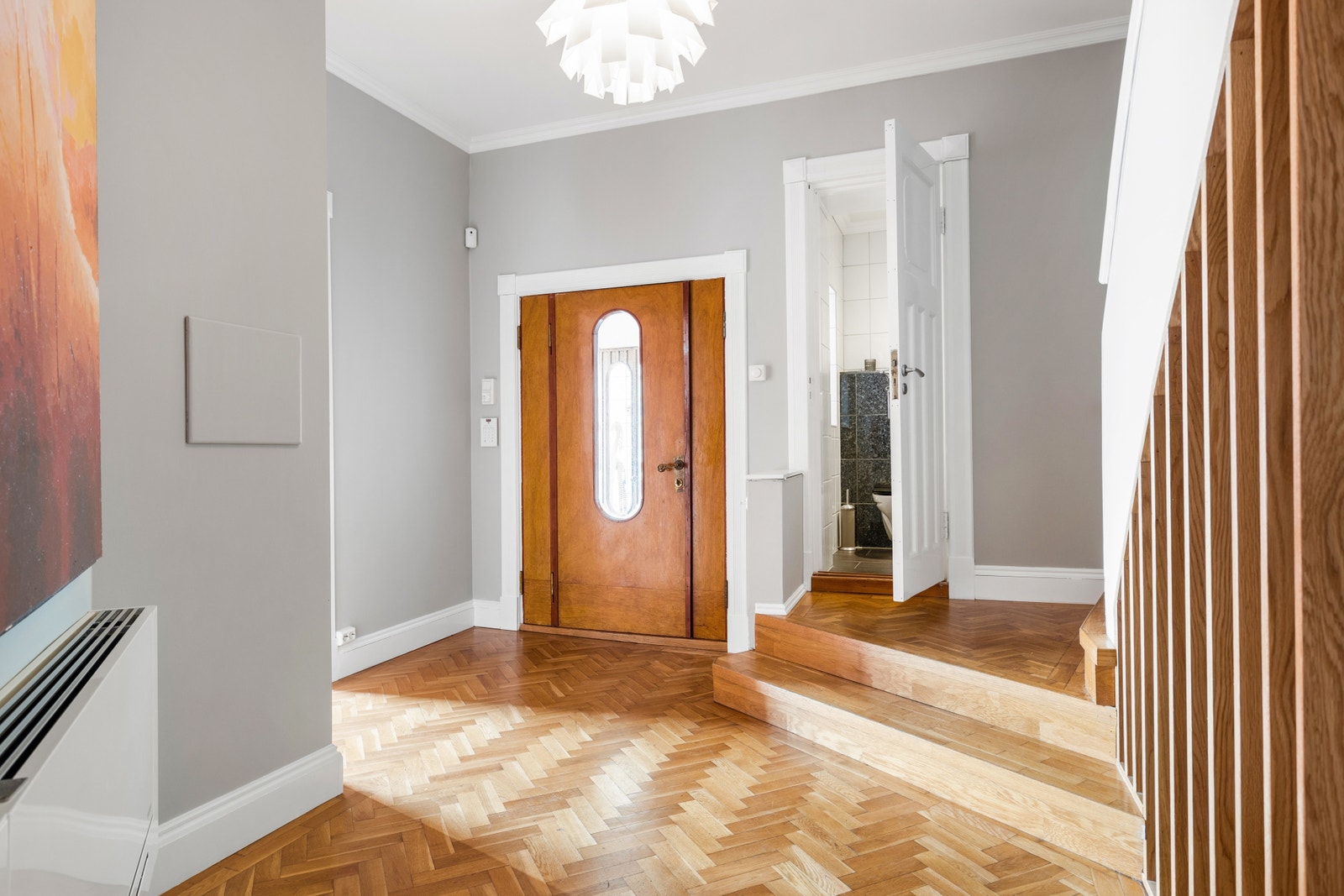 The second hall. There is a small entrence hall before you enter the second original oak door into the large hall. Galleribilde