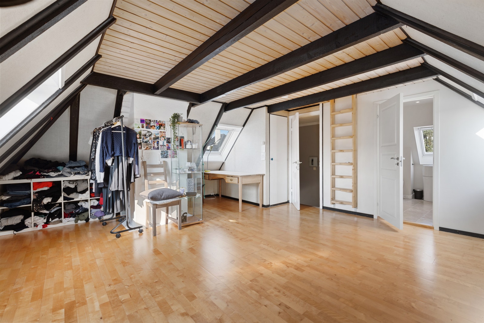 3. Floor has a very large bedroom and with a large batroom. Galleribilde