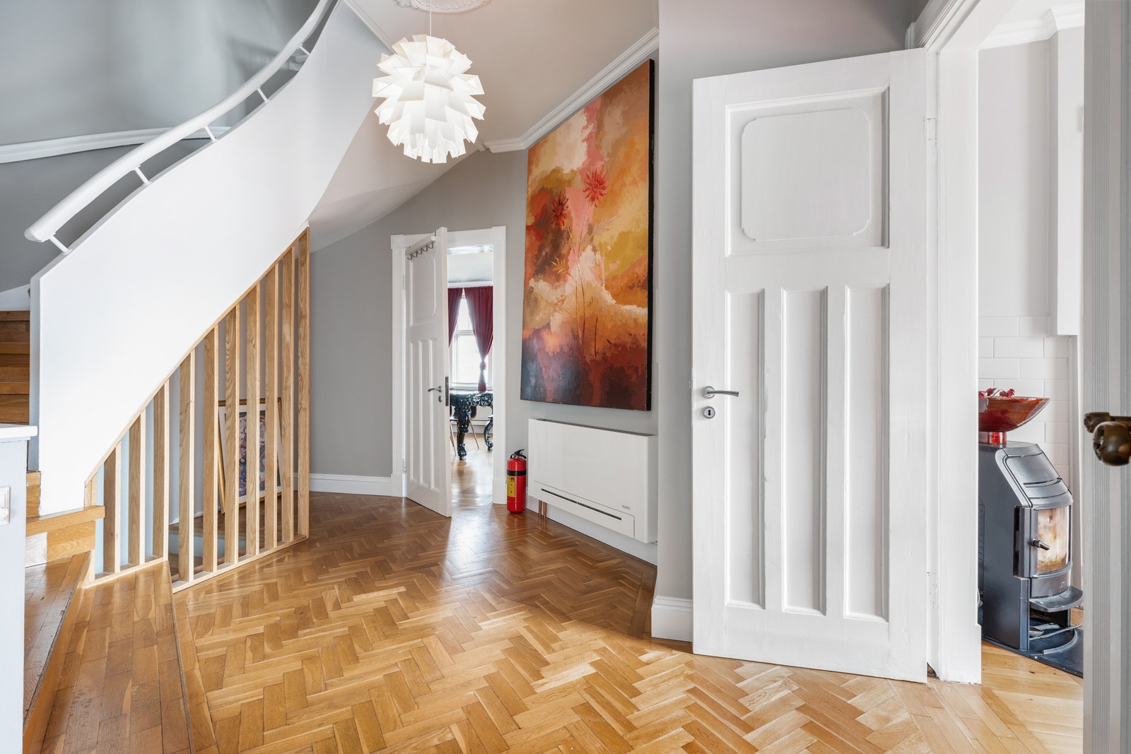 Hall has stare cases to the high teck part of the house downstars with a large equipment room for water bornhearing and air to air pumps outside. The waterboarn heating is warming up the bedroom, bathroom and living room downstairs. Galleribilde