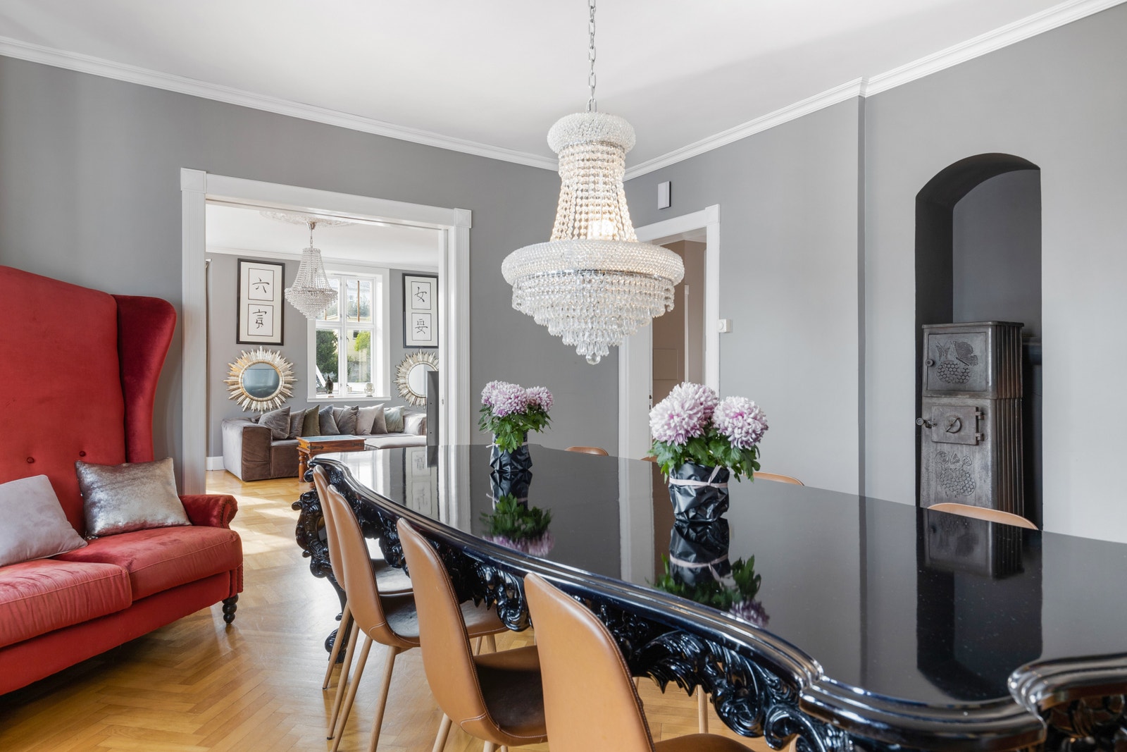 Stue nummer 1 i første etasjen, dette er spisestuen. Galleribilde