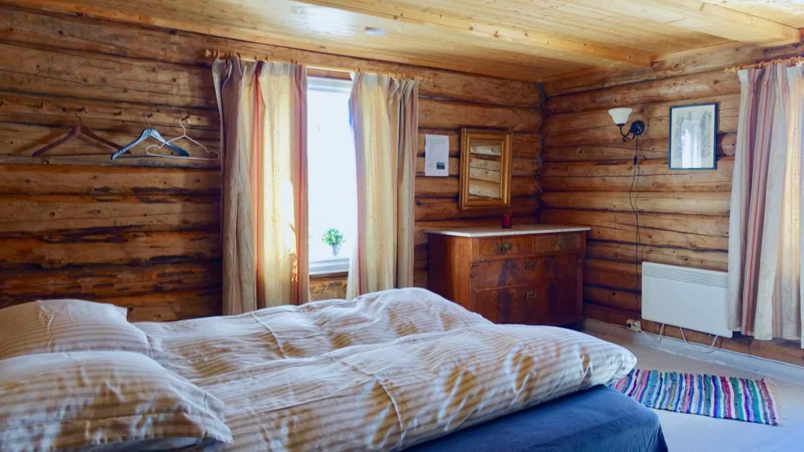 På stabburet 1 etg. Snekkerboden, Dobbeltseng og kasseseng med 2 sengeplasser. Totalt 4 sengeplasser. Flott utsikt. Galleribilde