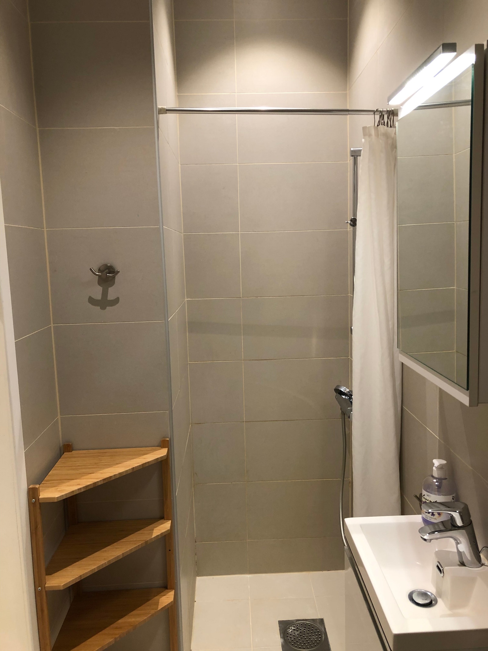 Badet, med mulighet for å koble til en smal vaskemaskin. Galleribilde