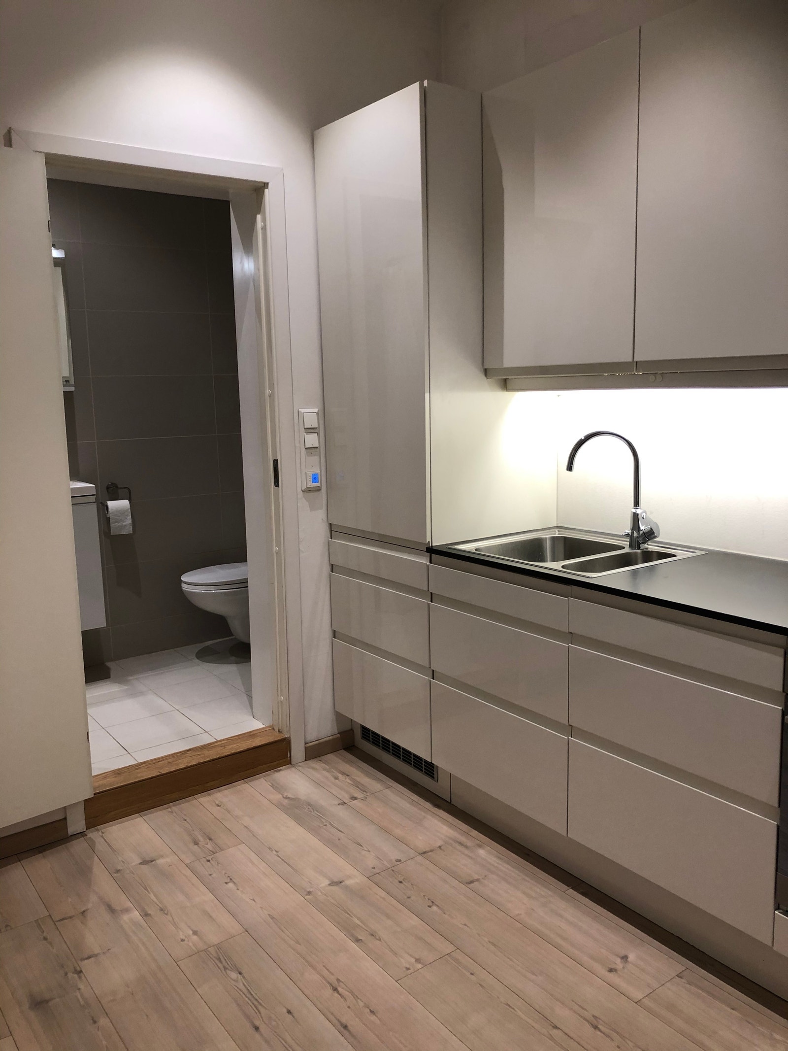 Kjøkkenet med inngang til badet. Galleribilde