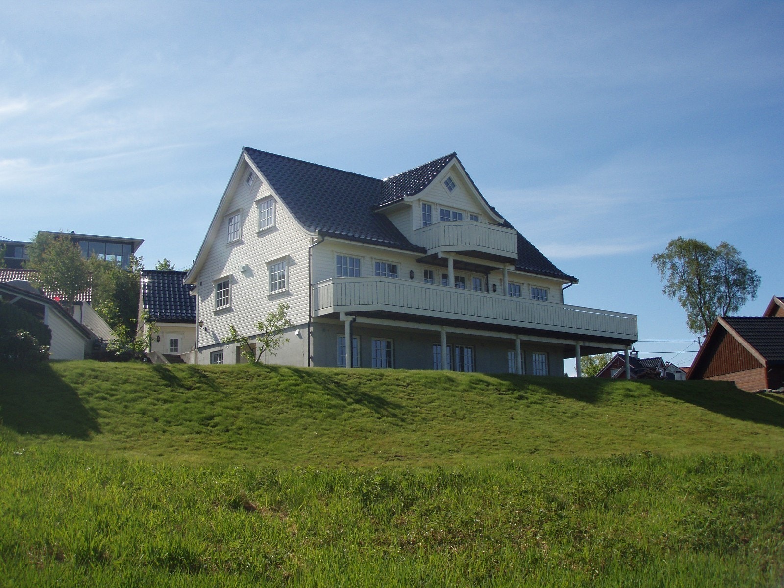 Friområde foran huset Galleribilde