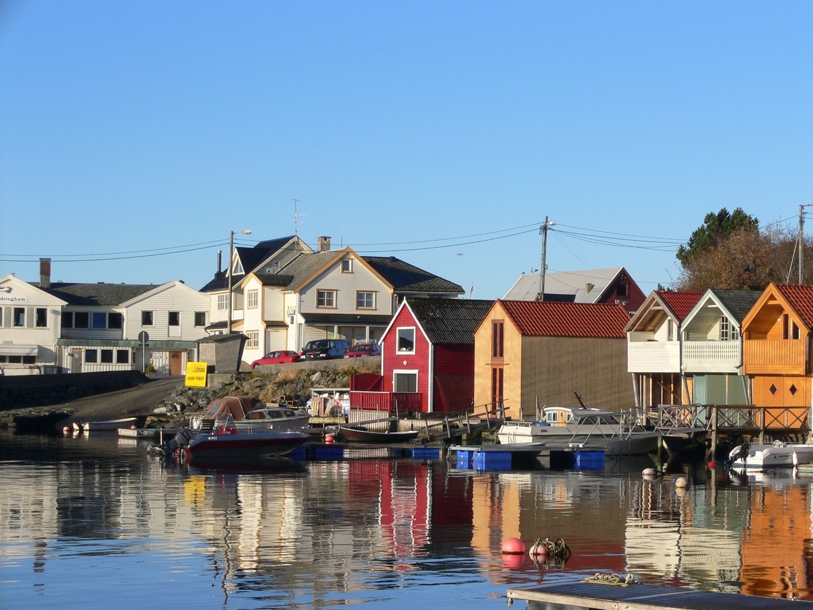 Hjellestad fergekai, butikk/post, marina, buss Galleribilde