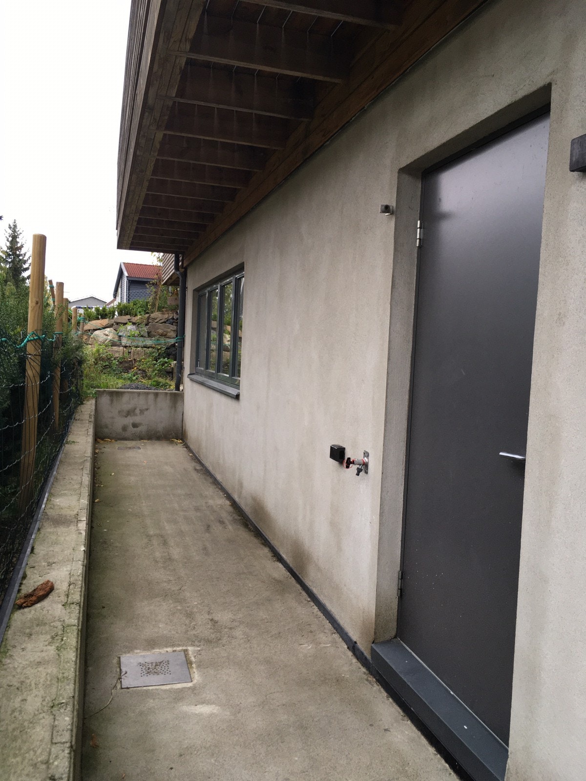 Hybel og inngang i første etasje, 4 store vinduer og masse lys Galleribilde