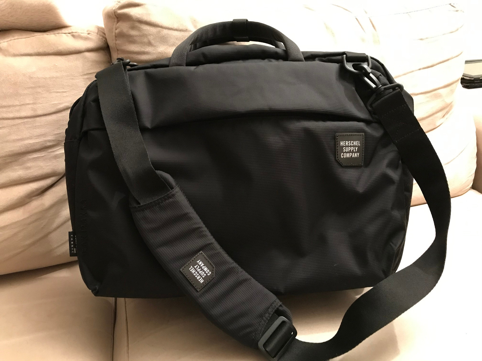 Veske av merket Herschel | FINN.no Veske av merket Herschel | FINN.no