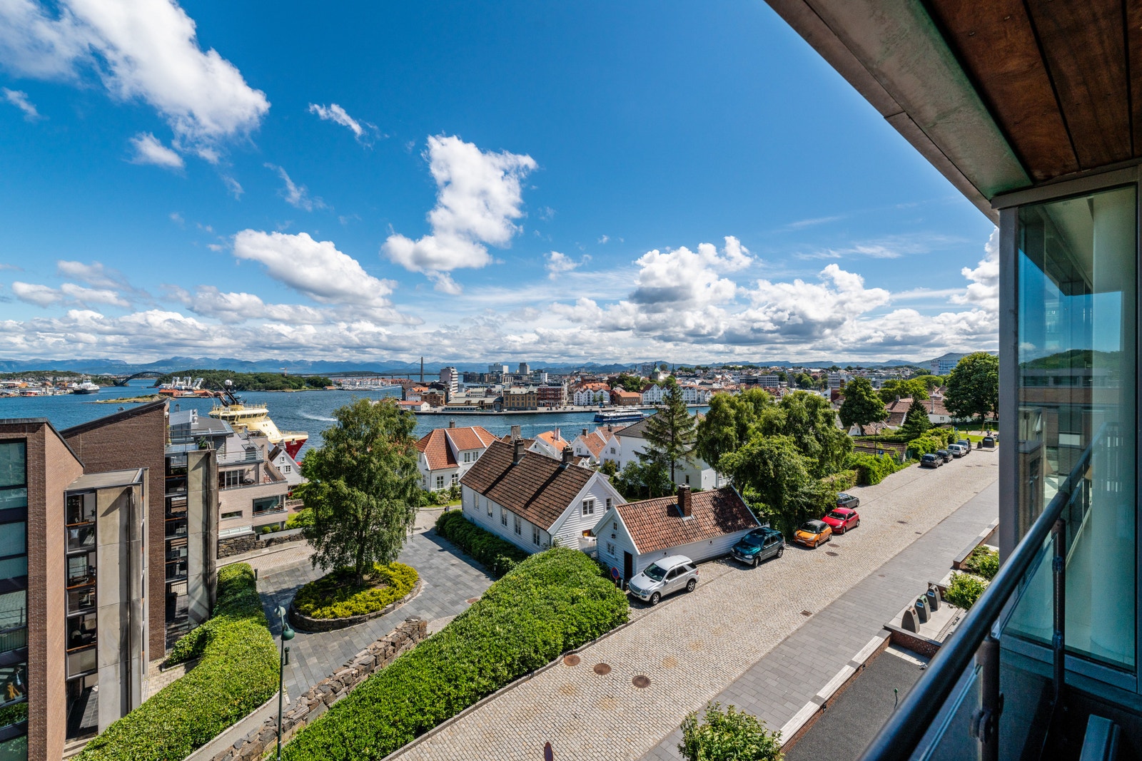 This prime upscale location provides excellent views of the city, sea and mountains. Galleribilde