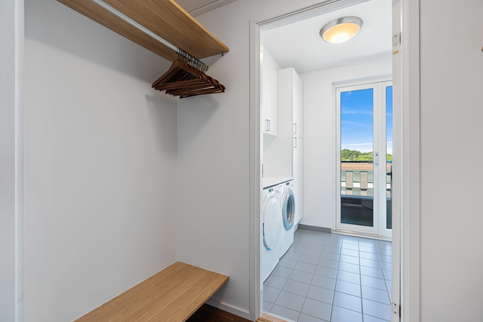 Spacious entrance wardrobe with plenty of hangers for clothes and space for shoes. Galleribilde