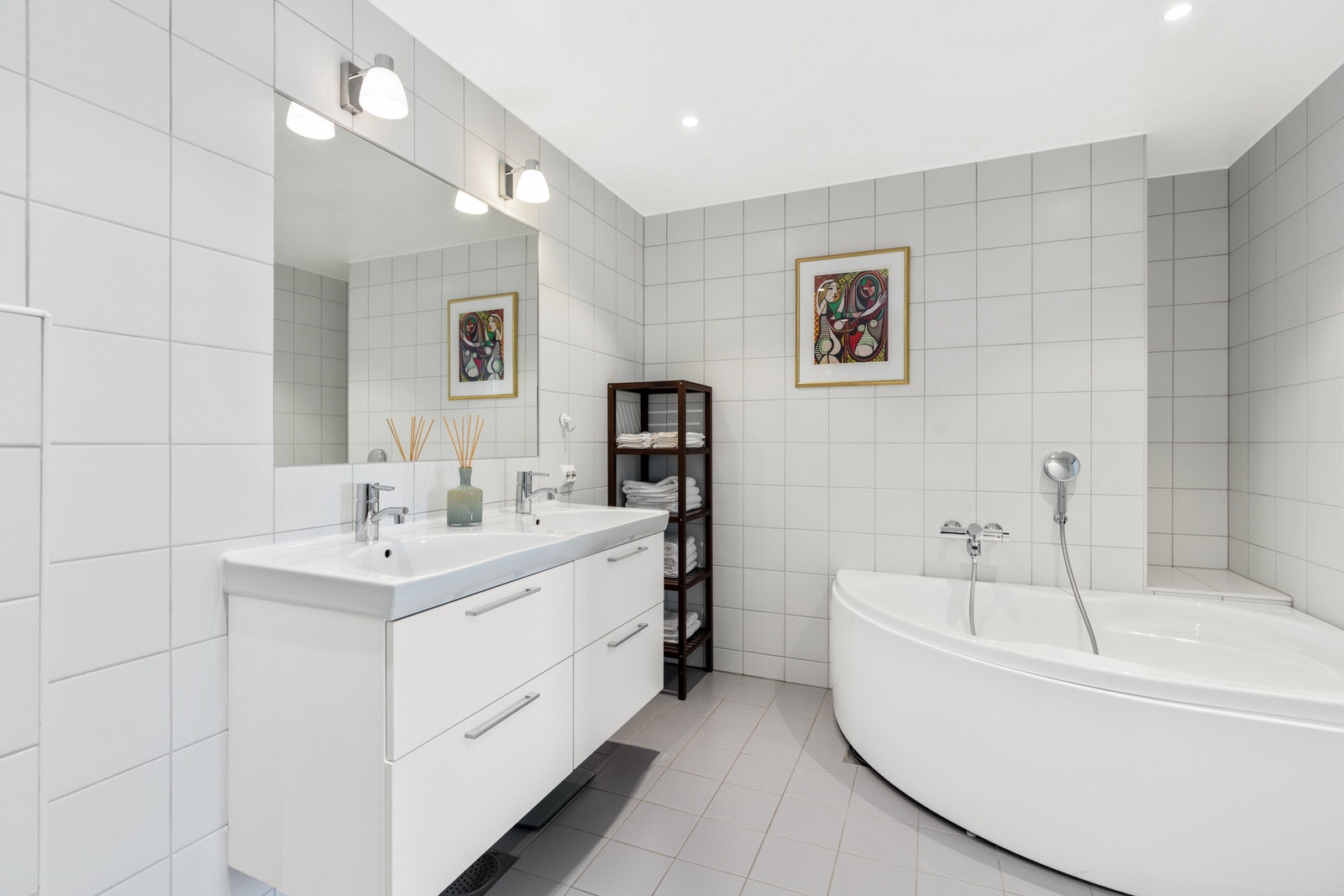 The master bathroom includes 2 washbasins, large bathtub and plenty of towels. Galleribilde