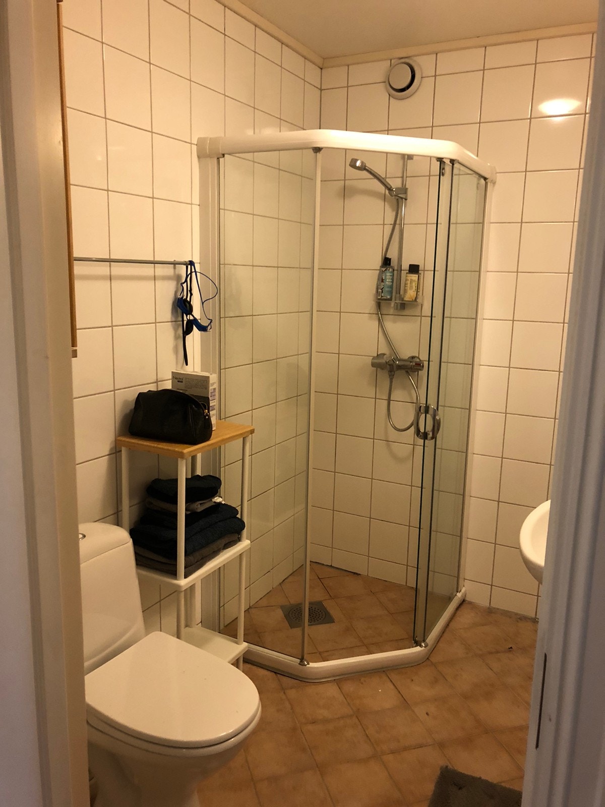 Bad med varmekabler og dusjkabinett Galleribilde