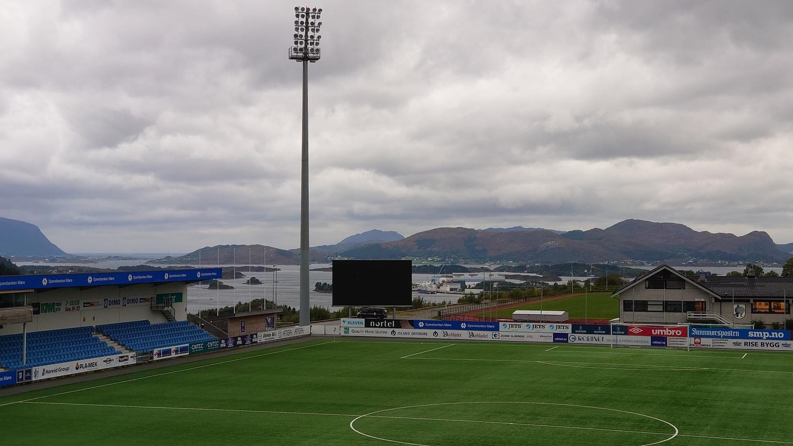 Utsikt frå balkong mot Herøy og hurtigruteleia Galleribilde