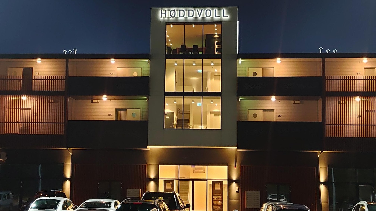 Inngangsparti med ringeklokker, kodelås og postkasser. Trapper og heis. Galleribilde