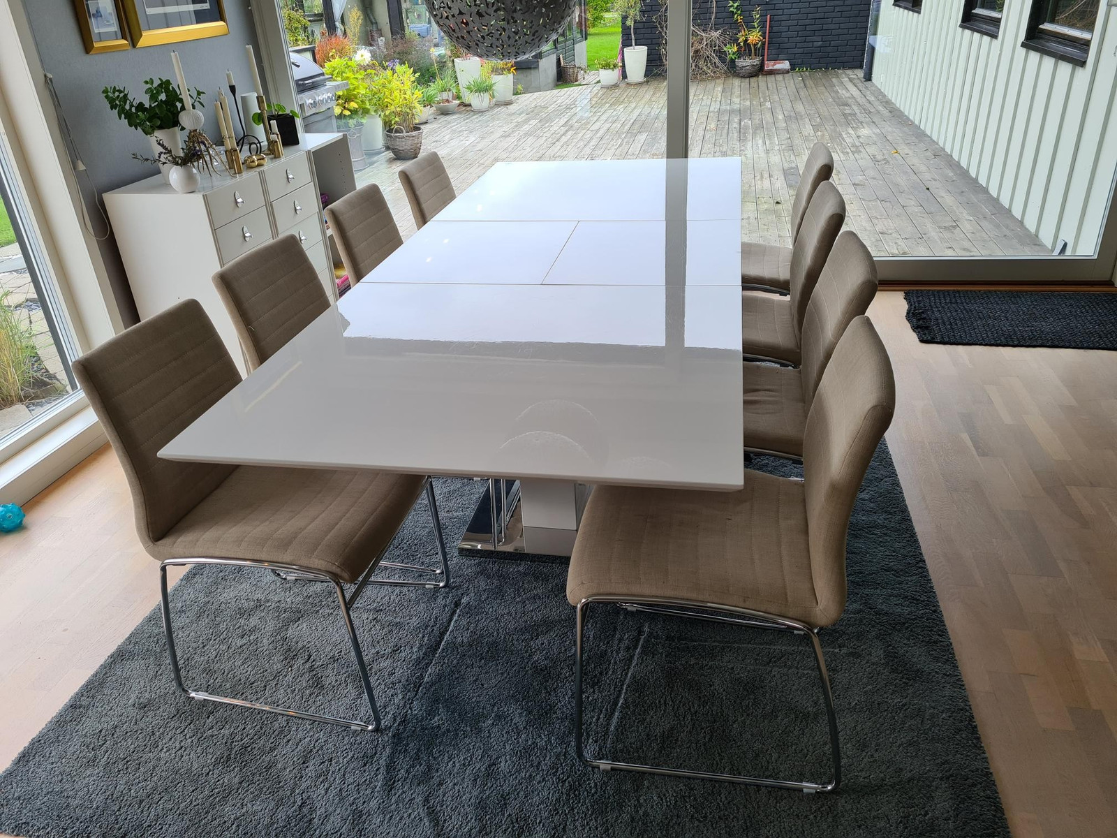 New Delgado hvitt høyglans spisebord med 8 stoler | FINN.no New Delgado hvitt høyglans spisebord med 8 stoler | FINN.no