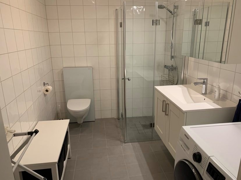 Bad med dusj og vaskemaskin Galleribilde