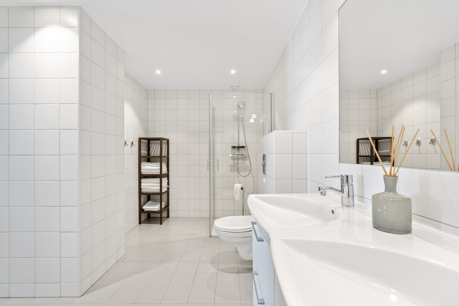 Bathroom includes a walk-in shower and WC. Galleribilde