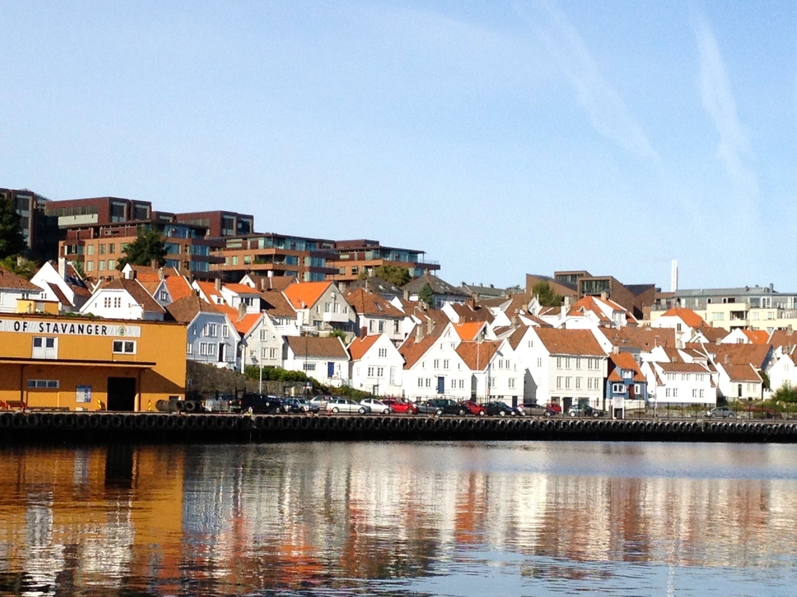 Within walking distance, there are numerous small retail shops, art exhibits and restaurants. Galleribilde