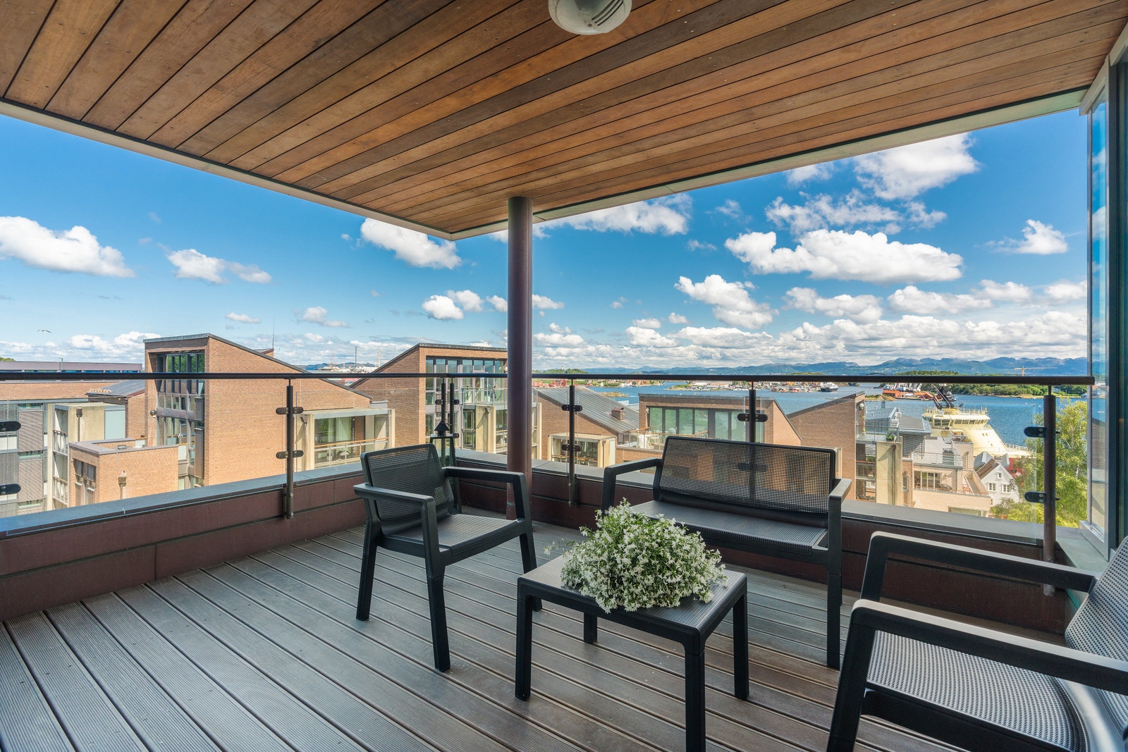 The balcony is equipped with outdoor furniture. Galleribilde