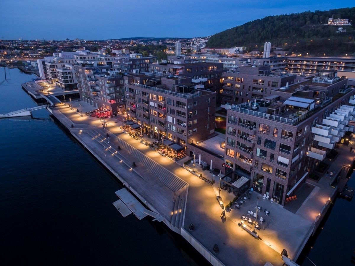 Sørenga, urbant og sjø på tre kanter. Spisesteder og cafeer både her og i Bar Code. Ekebergåsen i bakgrunnen Galleribilde