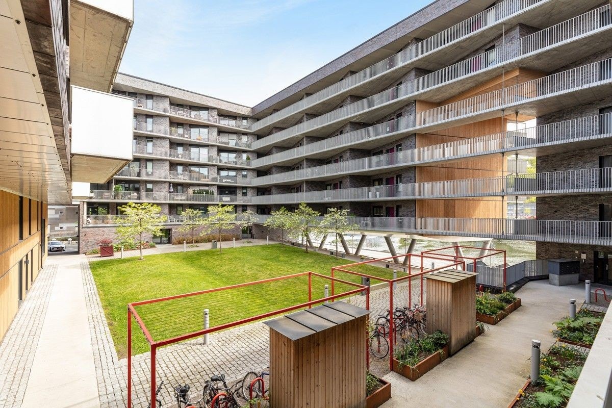 Hyggelig grønt atrium med sykkelparkering. Galleribilde