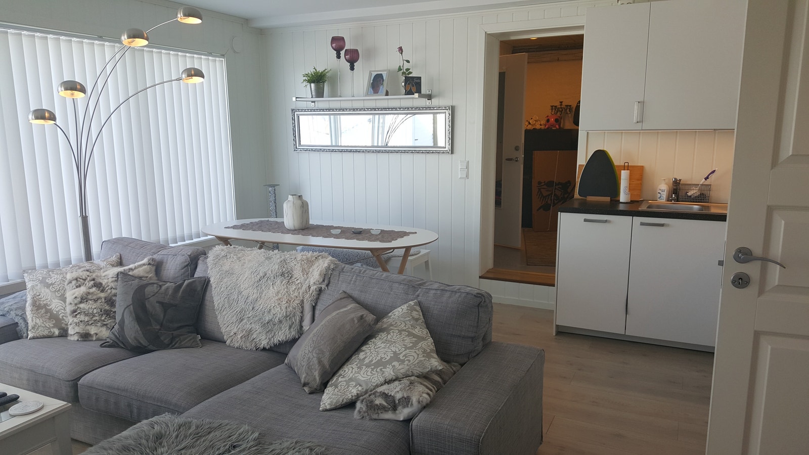 Stue mot gang, gulvvarme i stue og kjøkken. Galleribilde