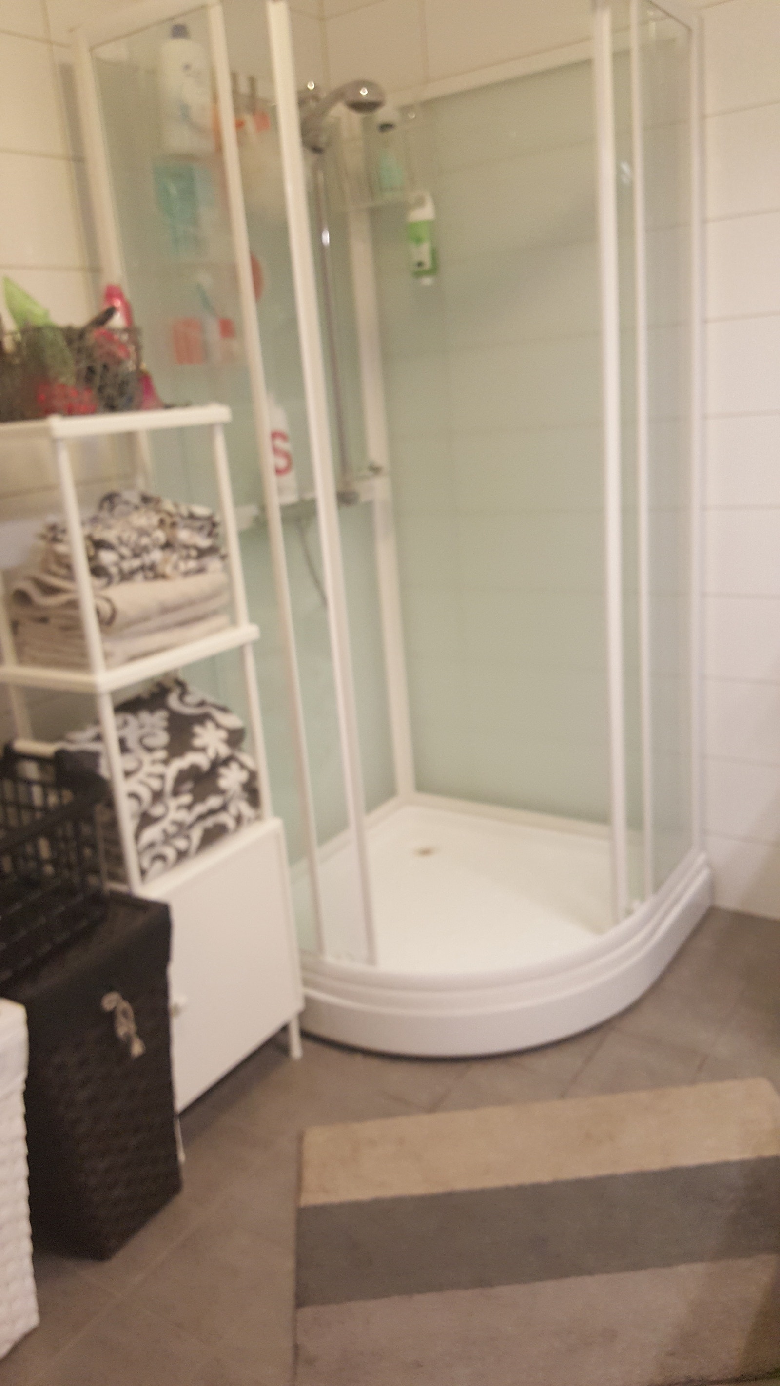 Dusjkabinett, varmekabler og flis på bad Galleribilde