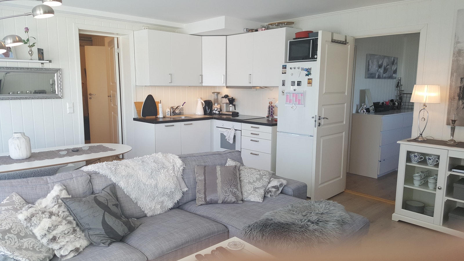 Stue mot kjøkkenkrok, gulvvarme i stue Galleribilde