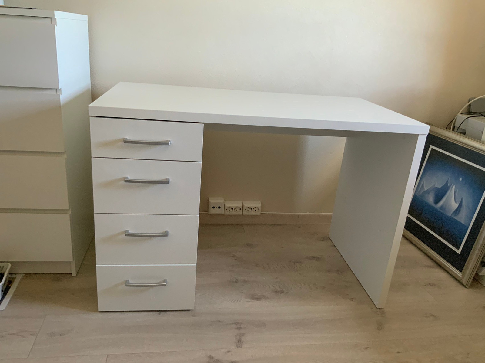 Lite bruk hvitt skrivebord. | FINN.no Skrivebord Marslev med skuffer | FINN.no