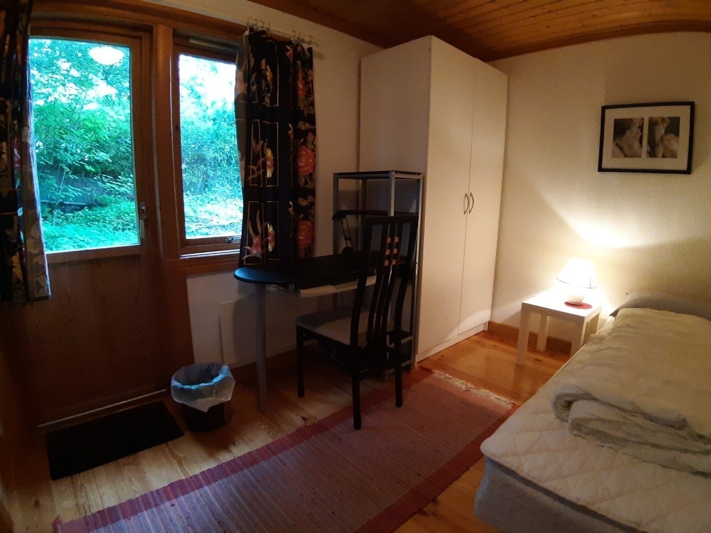 Soverom (nr.4.) med egen dør til hage. Galleribilde