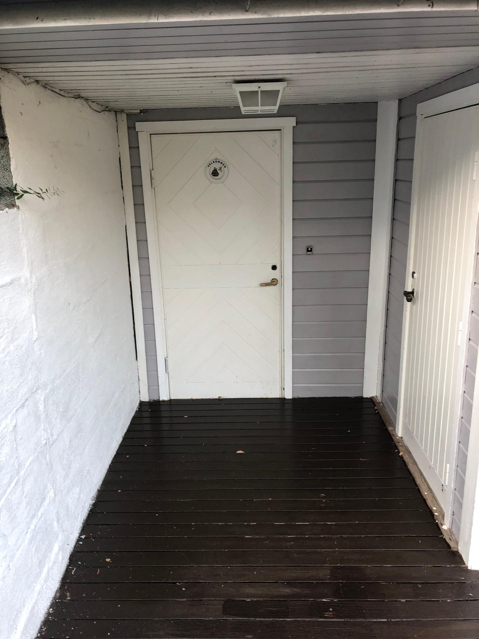 Inngangs parti med inngang til bod Galleribilde