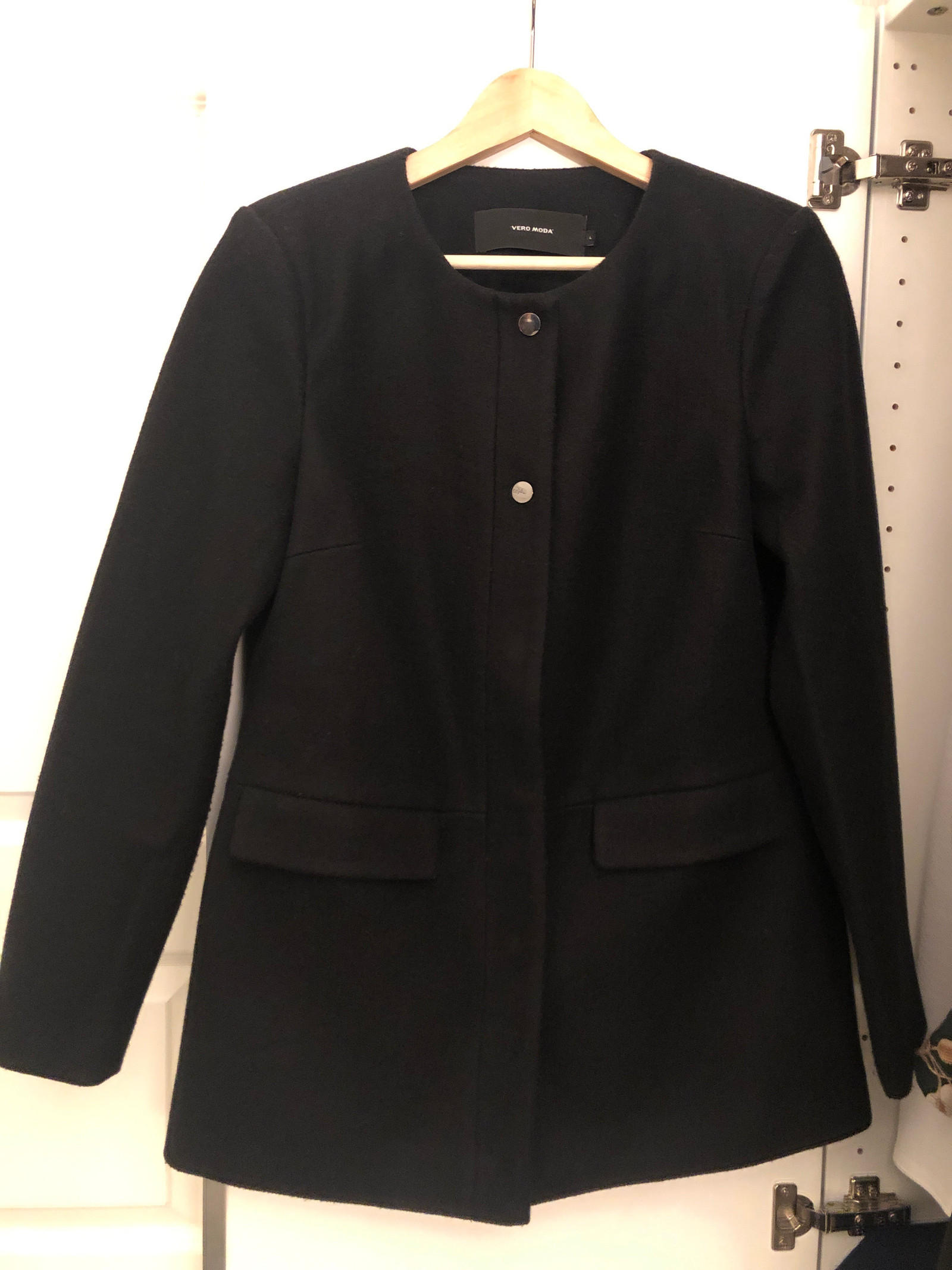 Kort svart Bolero jakke fra H&M str 38 som ny | FINN.no Kort svart Bolero jakke fra H&M str 38 som ny | FINN.no