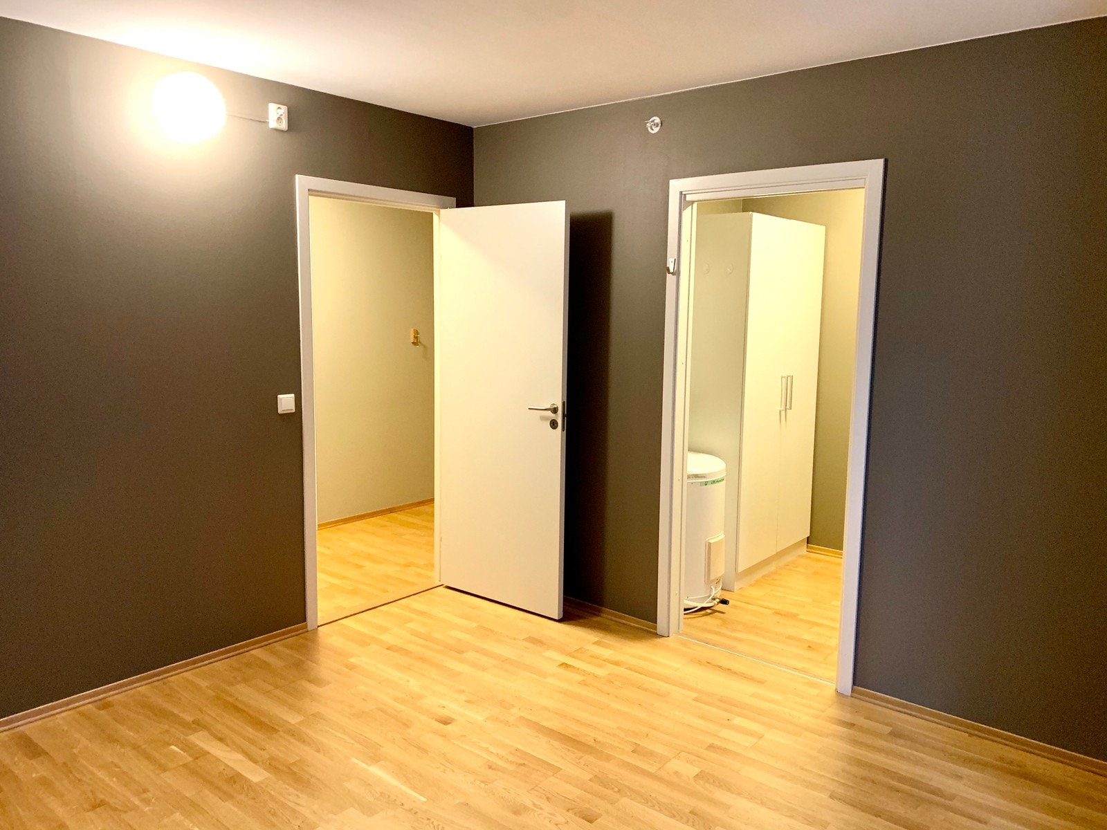 Stort soverom med walk-in closet. Galleribilde