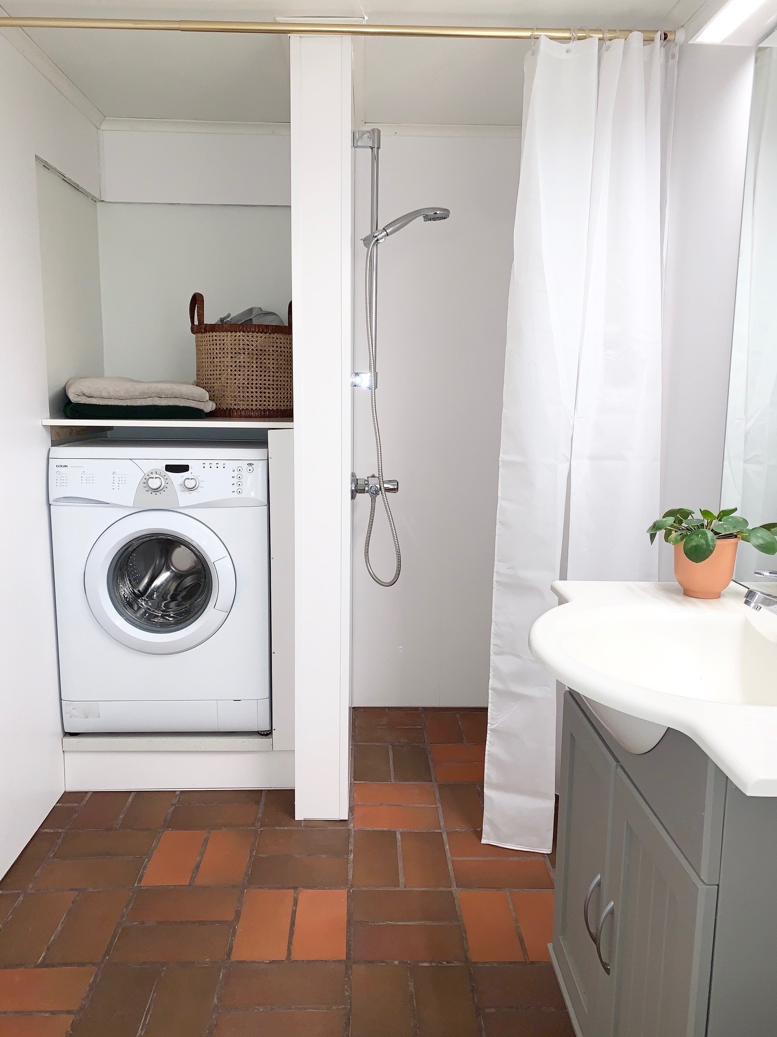 Bad med vaskemaskin. Galleribilde