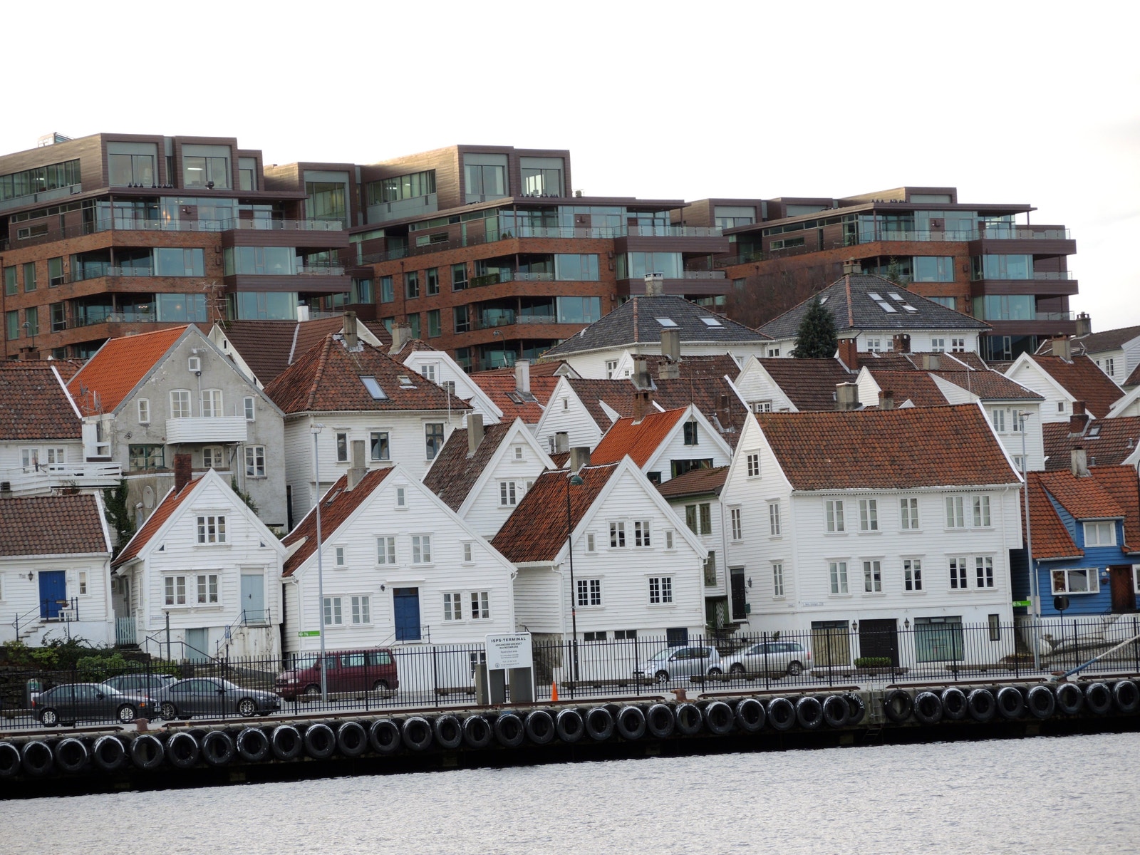 Located behind the historic Old Town with urban access. Galleribilde