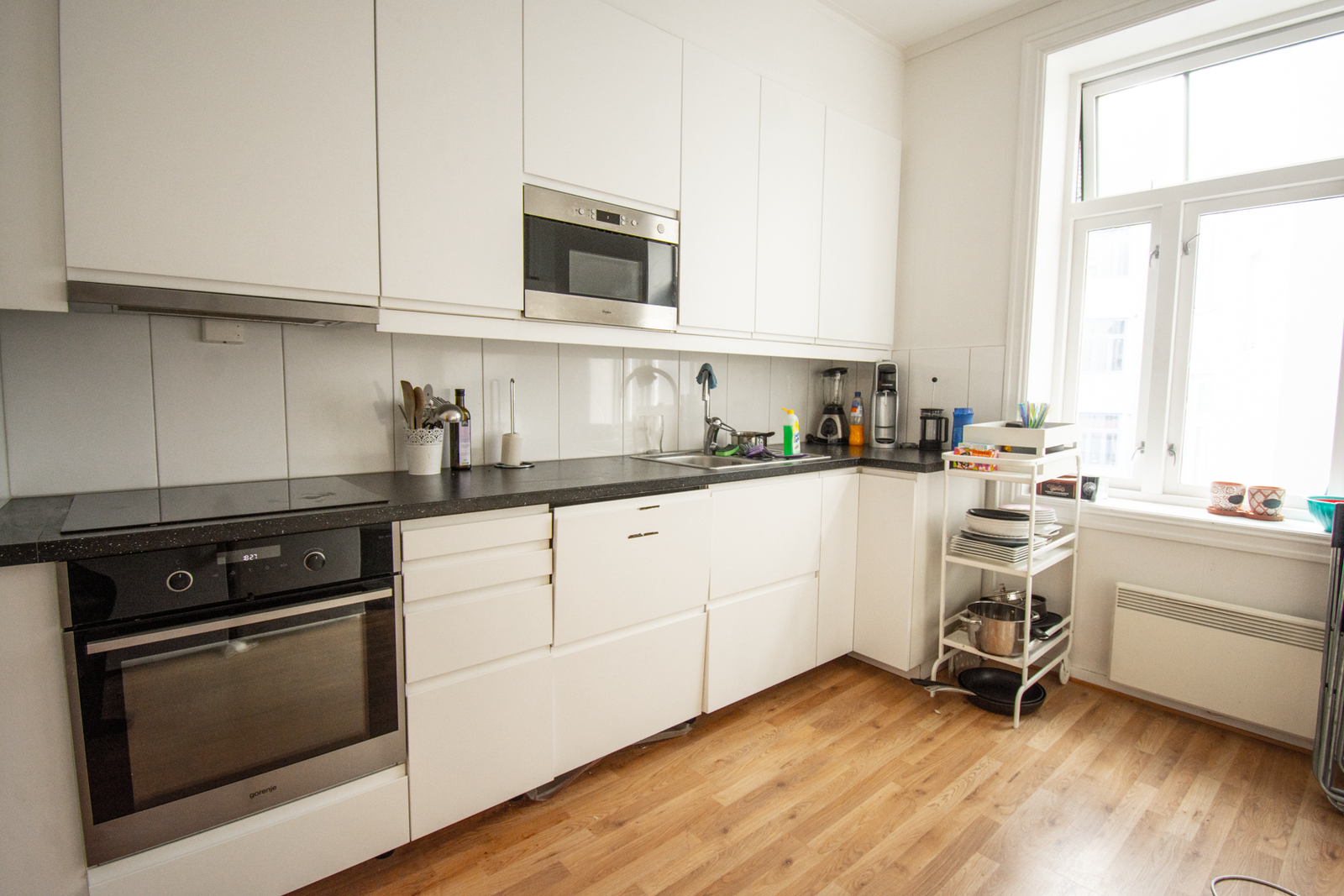 moderne kjøkken med oppvaskmaskin Galleribilde