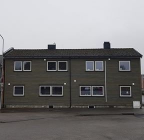 Leiligheten er i første etasje (de 3 vinduene nede til venstre). Galleribilde