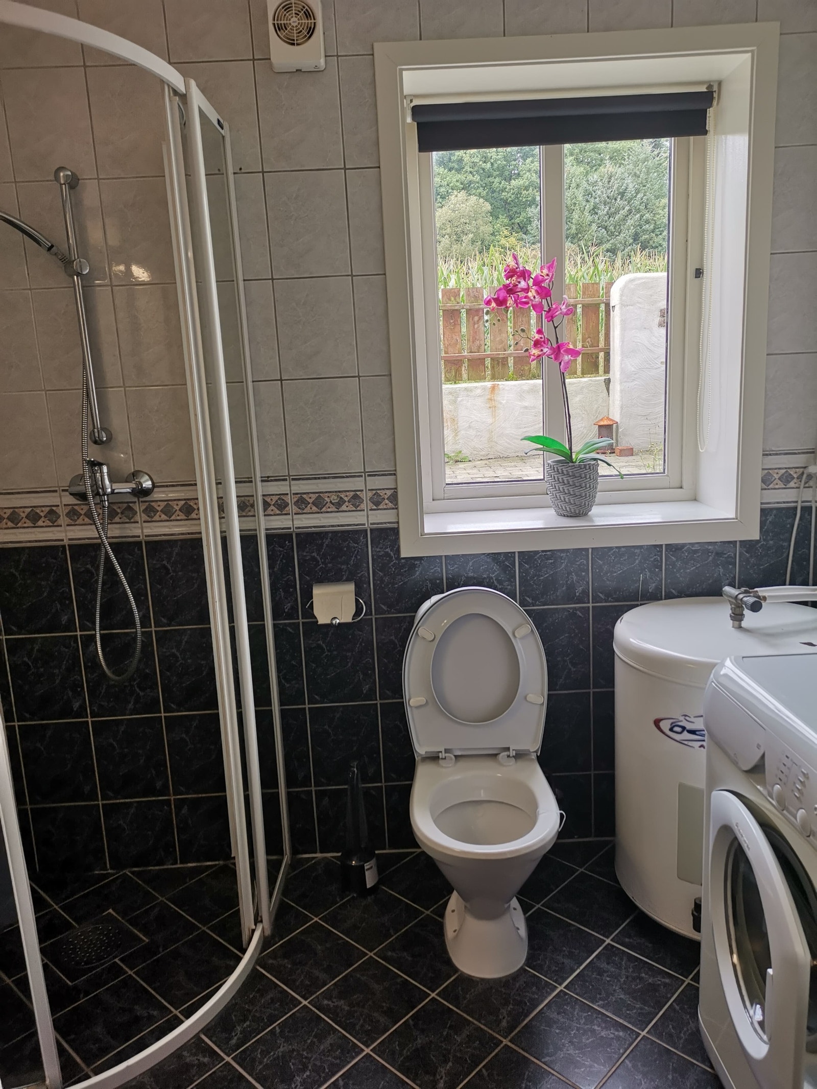 Badet er av god størrelse, og har fin utsikt mot åkeren! Vaskemaskin følger med. Galleribilde