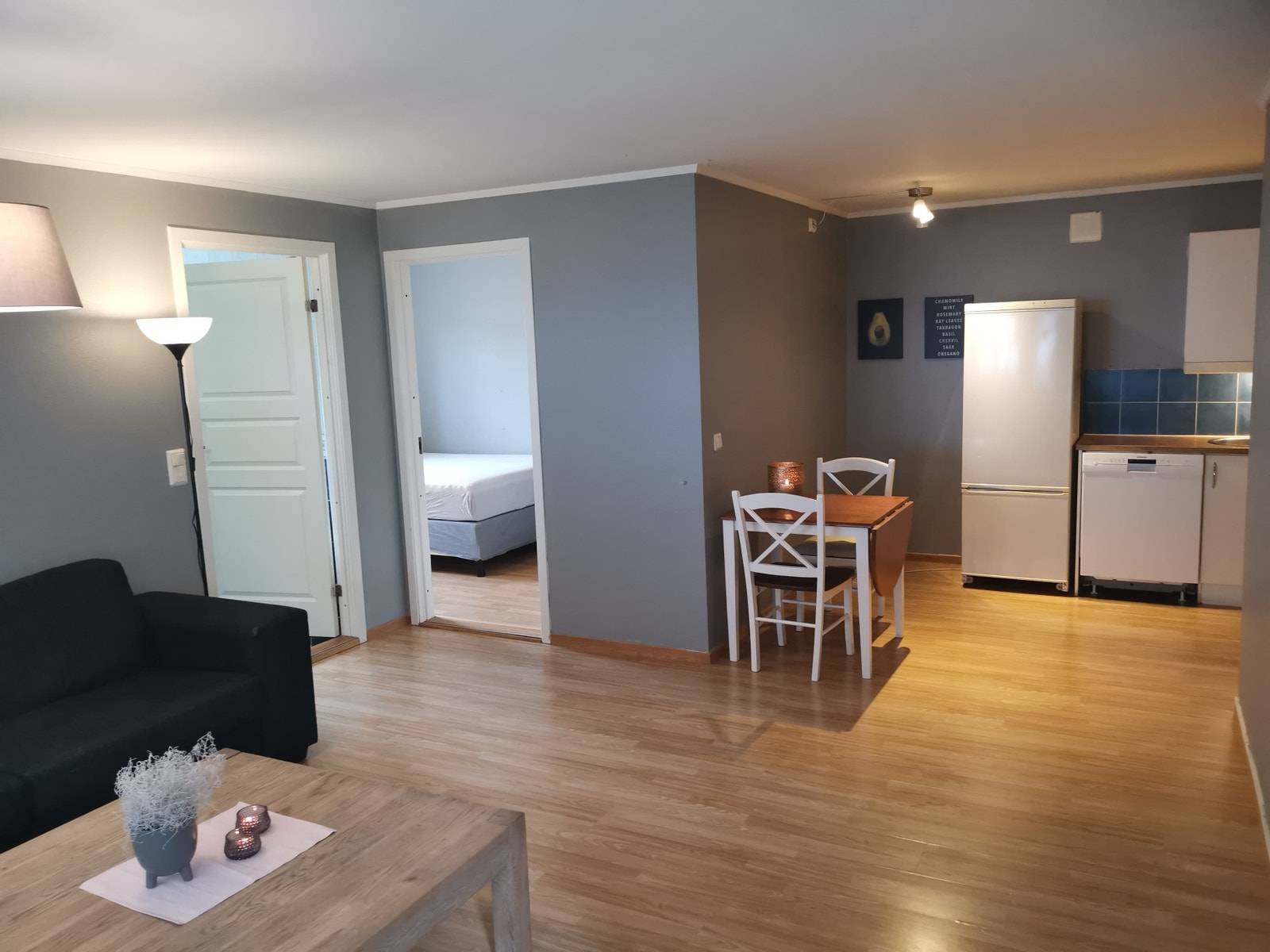 Åpen stue/kjøkken løsning, med tilgang til soverom og bad. Galleribilde