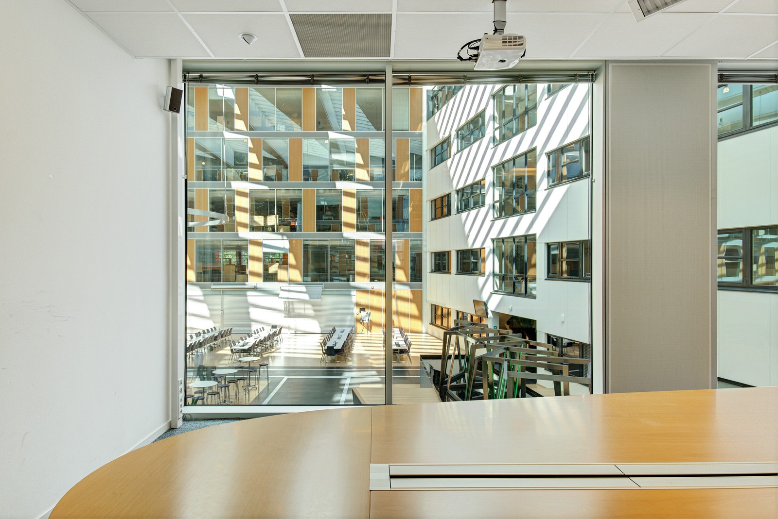 Møterom med utsikt til byggets atrium Galleribilde